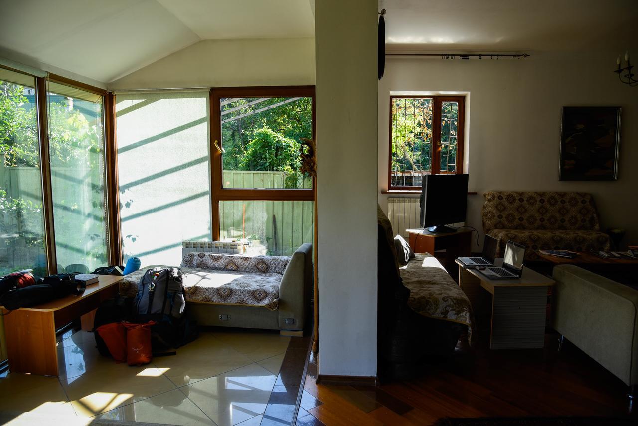 "European" Backpackers Hostel In Almaty Exterior photo