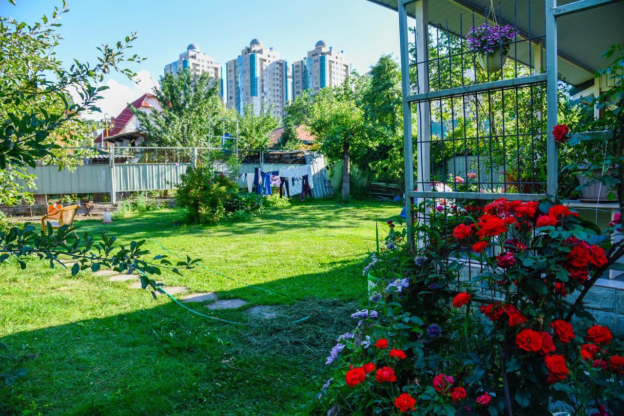 "European" Backpackers Hostel In Almaty Exterior photo