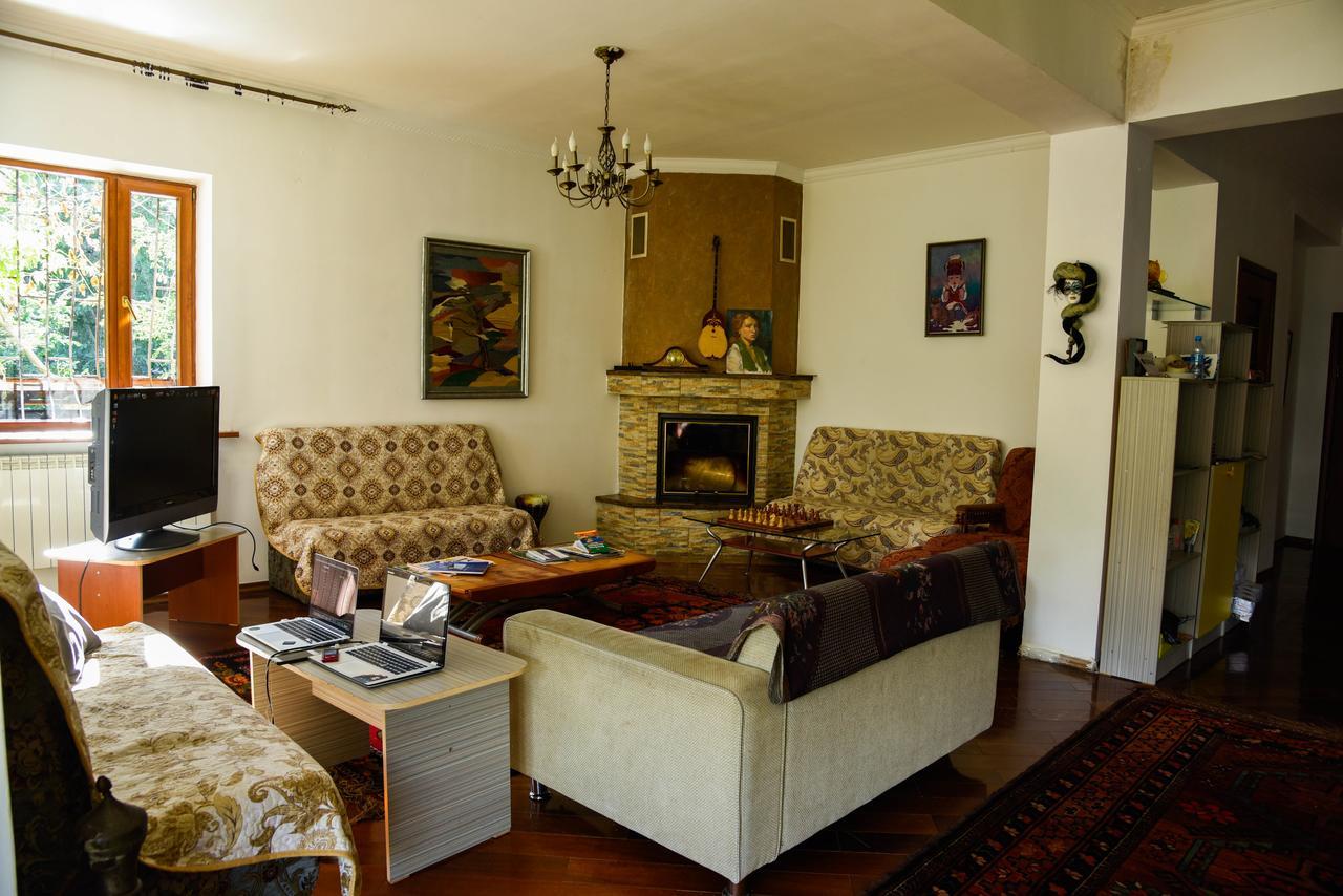 "European" Backpackers Hostel In Almaty Exterior photo