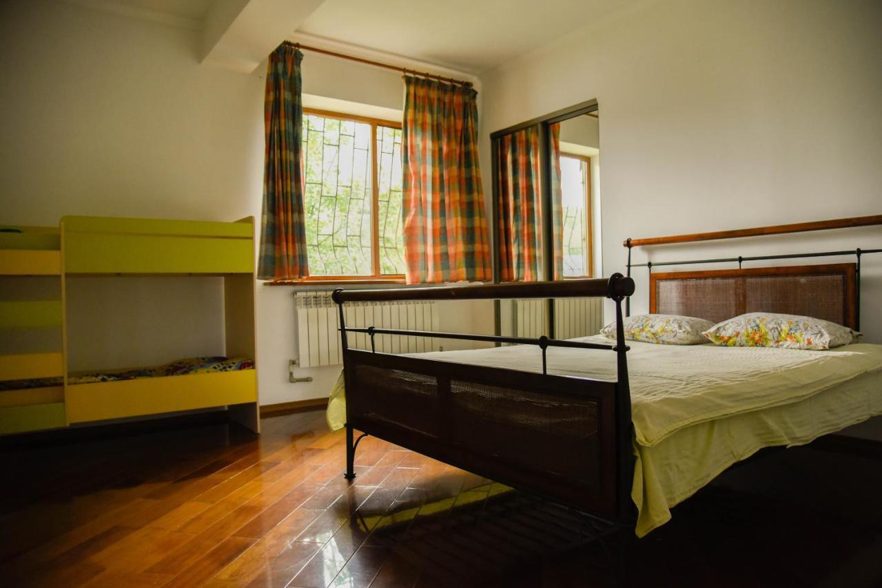 "European" Backpackers Hostel In Almaty Exterior photo